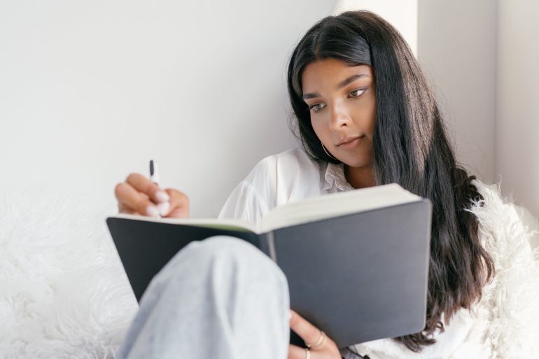 Kim jestem? Checklist: 10 pytań, które pomogą Ci odkryć swoją tożsamość 22 pexels photo 9159657